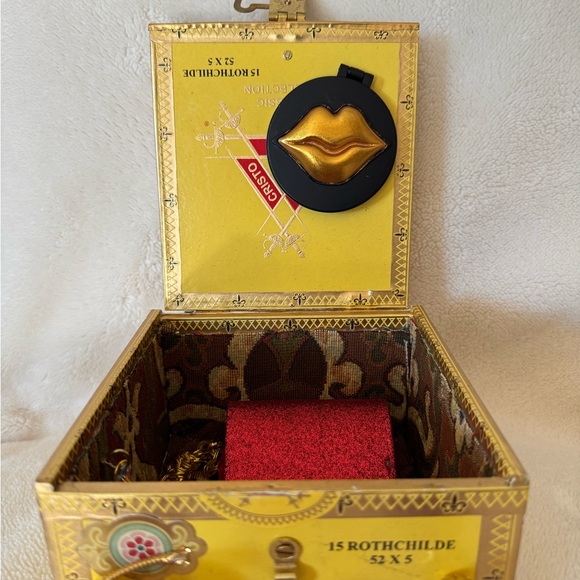 Monte Cristo Classic Collection Box Purse - Picture 10 of 14